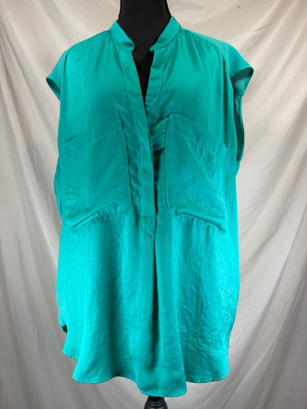 Zara Satin Sleeveless V Neck Blouse - Green -‎ Large - Trafaluc